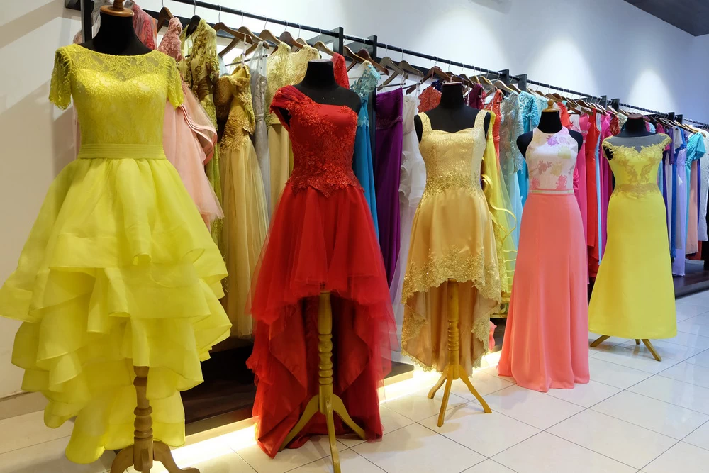 Dress Pesta gaya simple elegan sampai dengan yang mewah dan warna langka tersedia di Butik Fi Fashion Designer.