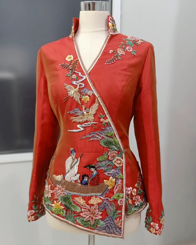 Pakaian pesta mewah dengan detail sulaman yang menonjol. Luxurious Embroidery Dress.