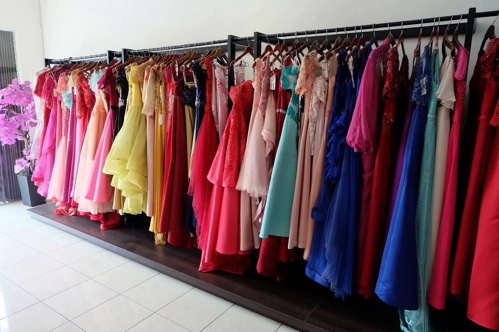 Jejeran beragam warna Dress Pesta yang menawan di Butik Fi Fashion Designer. Dress Pesta ini untuk di rental.