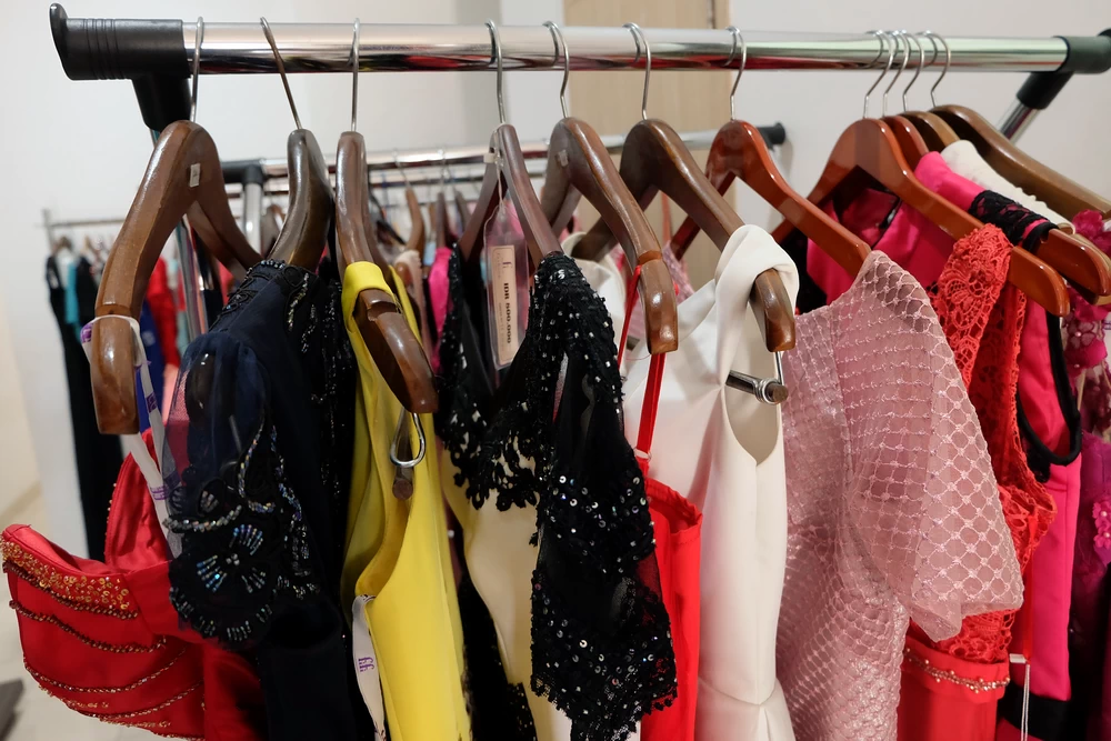 Tersedia berbagai pilihan desain dan warna Dress Pesta untuk rental.