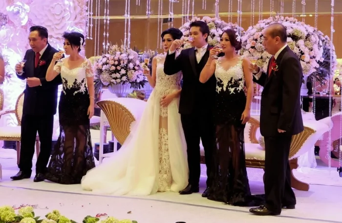 Gaun pengantin mewah dan gaun elegan mama pengantin hasil karya Fifilia.