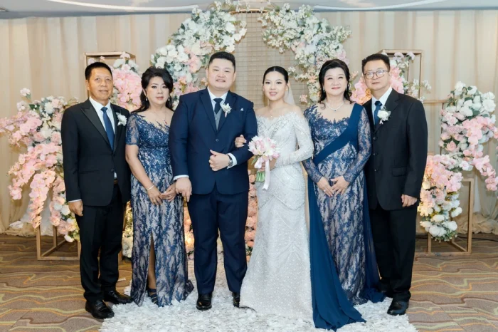 Foto pasangan mempelai dengan orang tua kedua pihak. Dress Pesta Mama Pengantin dibuat oleh Fifilia.